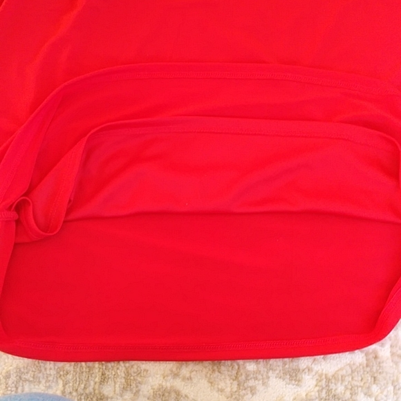 NEW Tahari Buckle Scrunch V Neck Top M Red - Picture 10 of 13